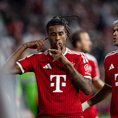 Michael Olise jubelt nach dme 2:1 Bundesliga-Eröffnungsspiel FC Bayern gegen Stuttgart