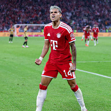 Luis Diaz jubelt nach dem 5:1 Bundesliga-Eröffnungsspiel FC Bayern gegen Stuttgart