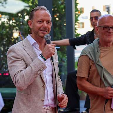 Rouven Kasper hält eine Rede