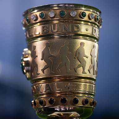 Der DFB-Pokal steht auf dem Rasen vor dem Erstrundenspiel des FC Bayern im DFB-Pokal beim VfL Osnabrück