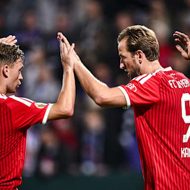 Joshua Kimmich schlägt mit Harry Kane ein nach dem 4:1 im Erstrundenspiel des FC Bayern im DFB-Pokal beim VfL Osnabrück