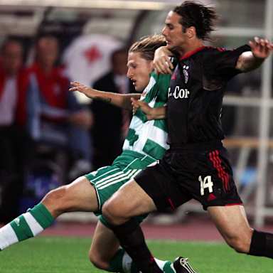 Claudio Pizarro im Zweikampf im Champions League-Spiel des FC Bayern bei Rapid Wien