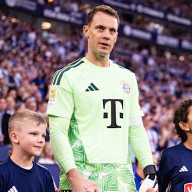 Manuel NEuer läuft in die Arena ein im Bundesliga-Spiel des FC Bayern beim FC Schalke 04