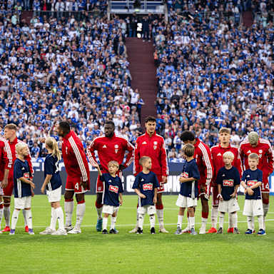 Startaufstellung des FCB im Bundesliga-Spiel des FC Bayern beim FC Schalke 04