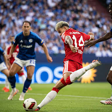 Luis Diaz schlägt eine Flanke im im Bundesliga-Spiel des FC Bayern beim FC Schalke 04