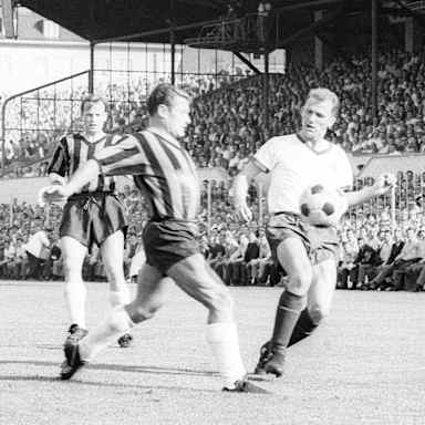 Ein Frankfurter und Bayern-Spieler im Zweikampf im ersten Bundesliga-Duell der beiden Teams 1965