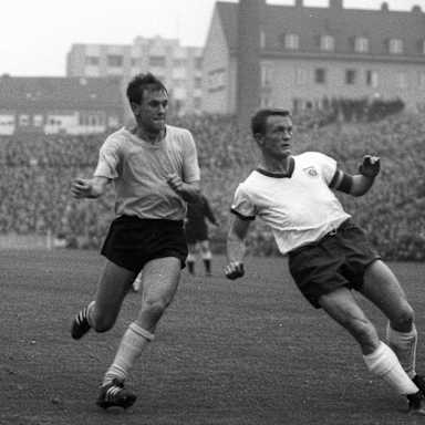 Werner Olk schirmt den Ball vor seinem Dortmunder Gegenspieler ab