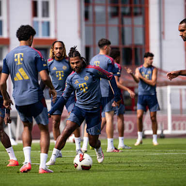 Serge Gnabry rennt hinter einem Ball her im Training des FC Bayern