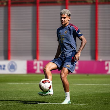 Luis Diaz spielt einen Pass im Training des FC Bayern