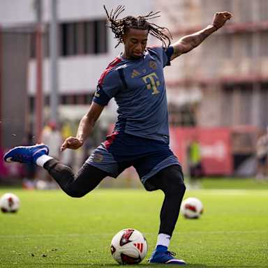 Michael Olise schießt im Training des FC Bayern