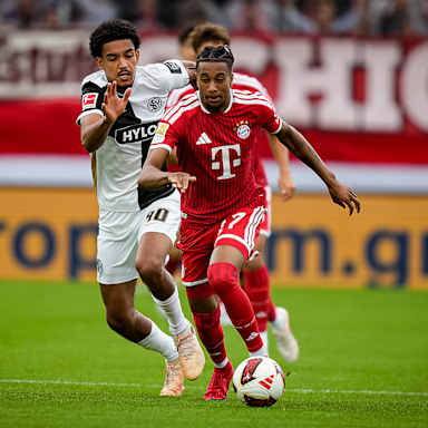 Michael Olise im Laufduell während des Gastspiels des FC Bayern in der Bundesliga bei der SV Elversberg