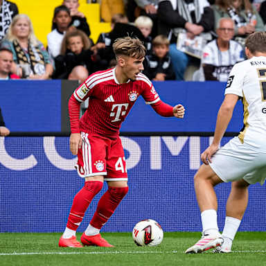 Lennart Karl im Dribbling während des Gastspiels des FC Bayern in der Bundesliga bei der SV Elversberg