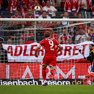 Ein Schuss von Michael Olise landet an der Latte während des Gastspiels des FC Bayern in der Bundesliga bei der SV Elversberg