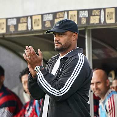 Vincent Kompany applaudiert an der Seitenlinie während des Gastspiels des FC Bayern in der Bundesliga bei der SV Elversberg