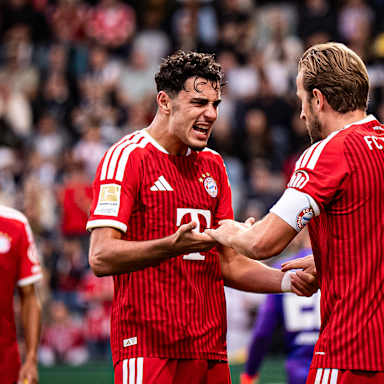 Aleksandar Pavlović und Harry Kane jubeln während des Gastspiels des FC Bayern in der Bundesliga bei der SV Elversberg