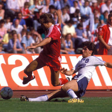 Hans-Dieter Flick (li., Bayern) im Duell mit Karl-Heinz Riedle (Blau-Weiß 90 Berlin)