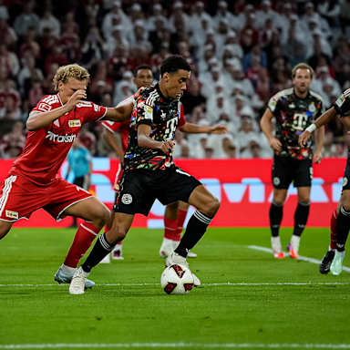 Jamal Musiala im Zweikampf mit Ball am Fuß während des Bundesligaspiels zwischen dem FC Bayern und Union Berlin