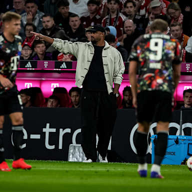 Vincent Kompany gibt an der Seitenlinie die Richtung vor während des Bundesligaspiels zwischen dem FC Bayern und Union Berlin