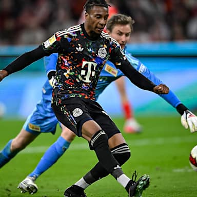 Michael Olise trifft zum 6:0 während des Bundesligaspiels zwischen dem FC Bayern und Union Berlin