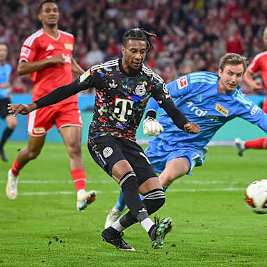 Michael Olise netzt zum 7:0 während des Bundesligaspiels zwischen dem FC Bayern und Union Berlin