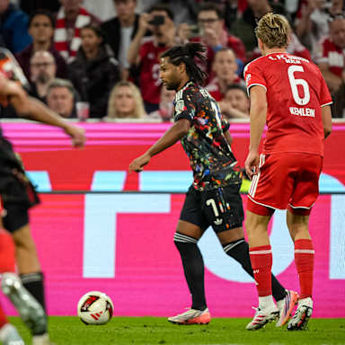 Serge Gnabry mit Ball am Fuß während des Bundesligaspiels zwischen dem FC Bayern und Union Berlin