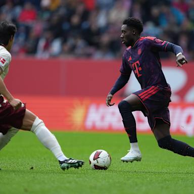 Alphonso Davies führt den Ball gegen den FC Augsburg