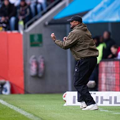Cheftrainer Vincent Kompany gibt am Spielfeldrand Anweisungen beim Spiel gegen Augsburg