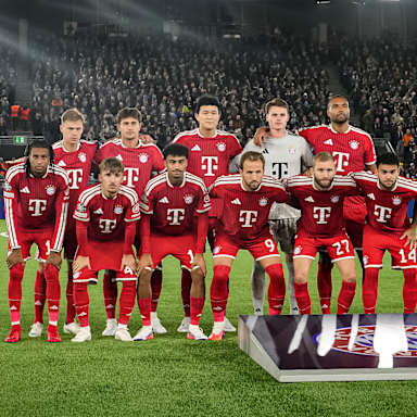 Mannschaftsfoto der Startelf vor dem Auswärtsspiel des FC Bayern in der Champions League bei Viking Stavanger