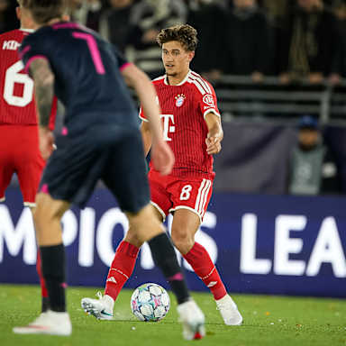 Tom Bischof mit Ball am Fuß während des Auswärtsspiels des FC Bayern in der Champions League bei Viking Stavanger