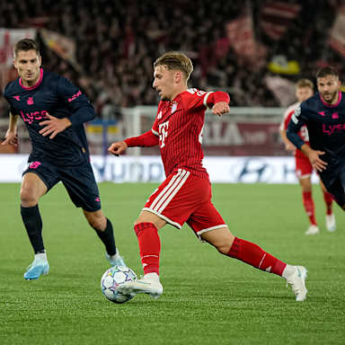 Lennart Karl mit Ball am Fuß während des Auswärtsspiels des FC Bayern in der Champions League bei Viking Stavanger