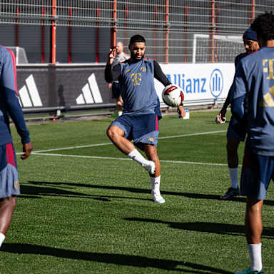 Ismael Saibari jongliert mit Ball im Abschlusstraining des FC Bayern vor dem Bundesliga-Spiel gegen RB Leipzig.
