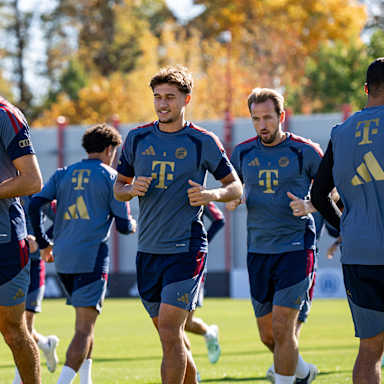 Tom Bischof und Kollegen laufen sich warm im Abschlusstraining des FC Bayern vor dem Bundesliga-Spiel gegen RB Leipzig.