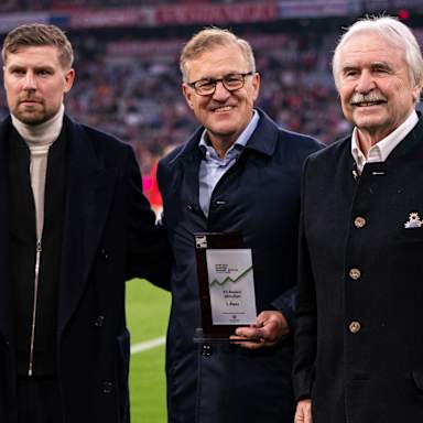 Der Vorstandsvorsitzende Jan-Christian Dreesen bekommt stellvertretend für den FC Bayern das Bundesliga-Barometer überreicht. ste