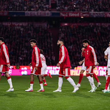 Die Teams klatschen sich vor Anpfiff ab im Bundesliga-Topspiel zwischen dem FC Bayern und RB Leipzig.