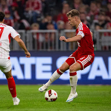 Joshua Kimmich am Ball im Bundesliga-Topspiel zwischen dem FC Bayern und RB Leipzig.