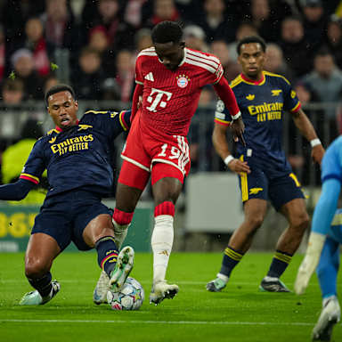 Alphonso Davies mit Ball am Fuß während des Champions League-Heimspiels des FC Bayern gegen den FC Arsenal
