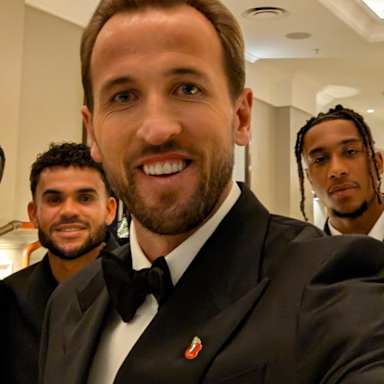 Dayot Upamecano, Luis Diaz, Harry Kane, Michael Olise und Lennart Karl machen ein Selfie vor der Ballon d'Or-Gala.