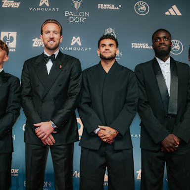 Herbert Hainer, Lennart Karl, Harry Kane, Luis Diaz, Dayot Upamecano, Michael Olise und Jan-Christian Dreesen posieren für ein Foto bei der Ballon d'Or-Gala.