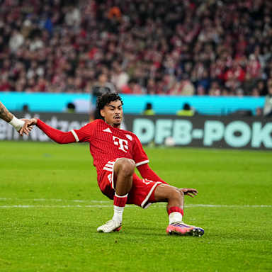 Nathaniel Brown trifft im Fallen zum 5:1 im DFB-Pokalspiel des FC Bayern gegen den 1. FC Magdeburg