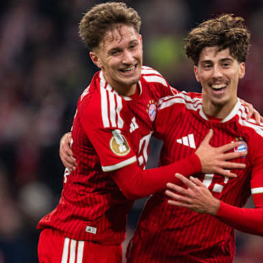 Tim Binder und David Santos jubeln nach dem 6:1 im DFB-Pokalspiel des FC Bayern gegen den 1. FC Magdeburg
