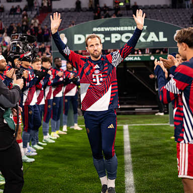 Die Mannschaft des FC Bayern stellt ein Spalier für Harry Kane vor Anpfiff des Pokalspiels gegen Magdeburg