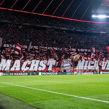 Chore der Fans des FC Bayern mit dem Schriftzug Du machst mich verrück