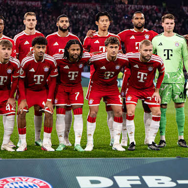 Startaufstellung des FC Bayern vor dem DFB-Pokalspiel gegen den 1. FC Magdeburg