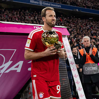 Harry Kane betritt den Rasen mit dem Ballon d'Or vor dem Bundesliga-Spiel des FC Bayern gegen Borussia Dortmund.