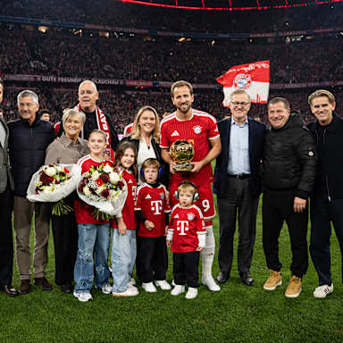 Ehrung für Harry Kane zum Ballon d'Or mit Familie und Bayern-Verantwortlichen vor dem Bundesliga-Spiel des FC Bayern gegen Borussia Dortmund.