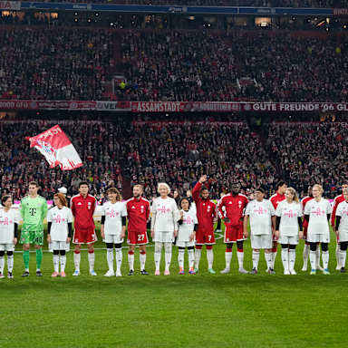 Startaufstellung der Bayern vor dem Bundesliga-Spiel des FC Bayern gegen Borussia Dortmund.