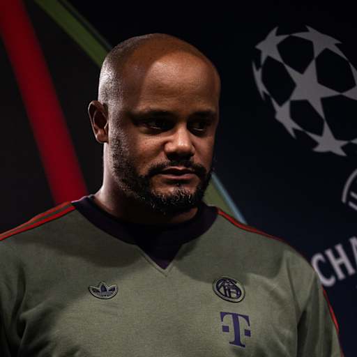 Vincent Kompany in der Allianz Arena vor dem Champions League-Logo
