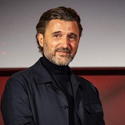 Marko Pesic bei einer Ehrung im Rahmen der Jahreshauptversammlung des FC Bayern 2025.