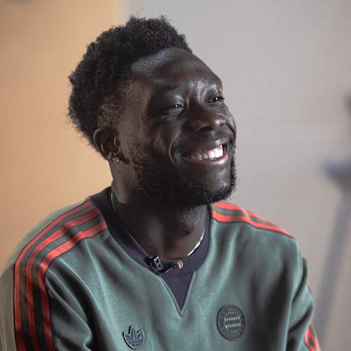 Alphonso Davies lacht im Interview