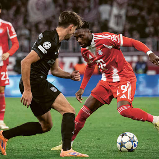 Alphonso Davies on the ball in FC Bayern's Champions League match against Sporting Lisbon
